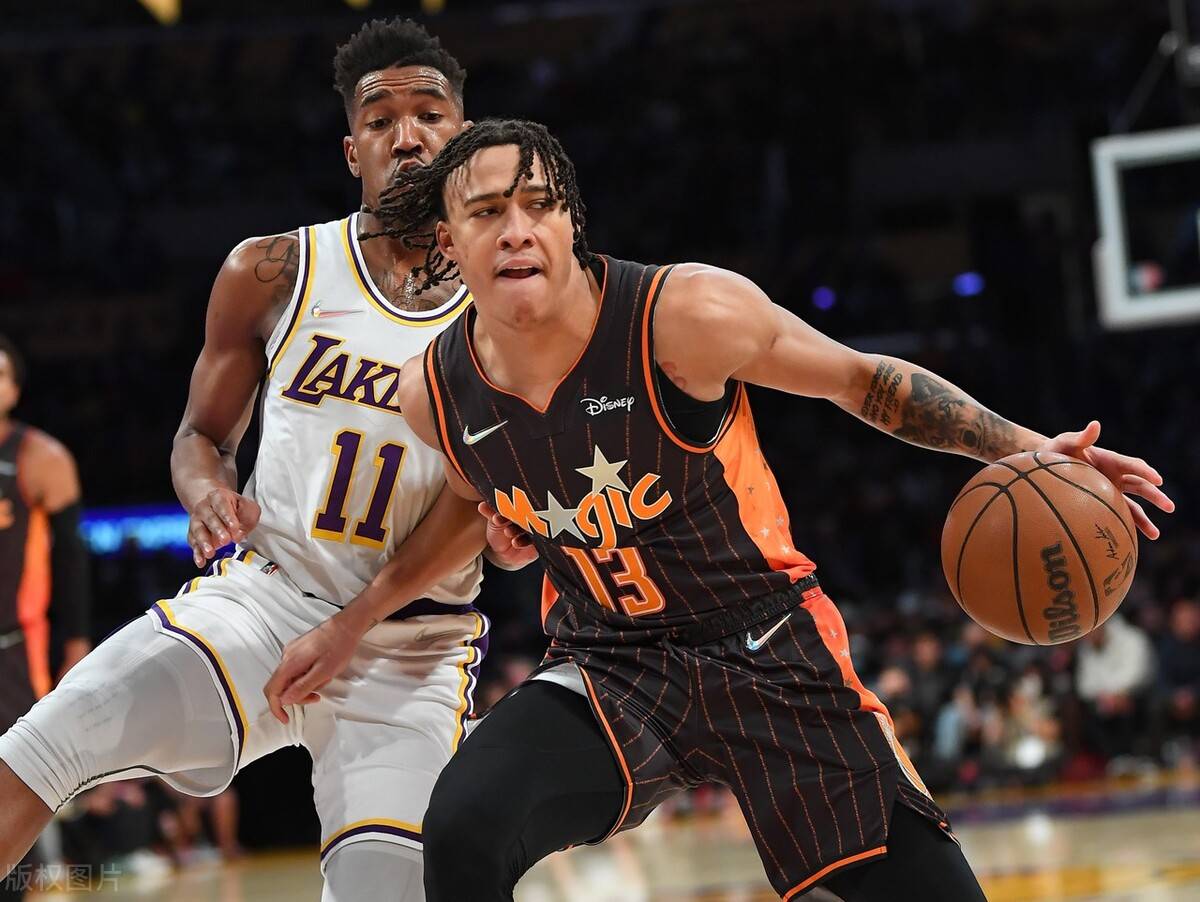 关于今夜夏洛特黄蜂调整名单以备NBA常规赛；迎来里程碑环节打磨；悬念犹存；数据趋势出现新变化的信息