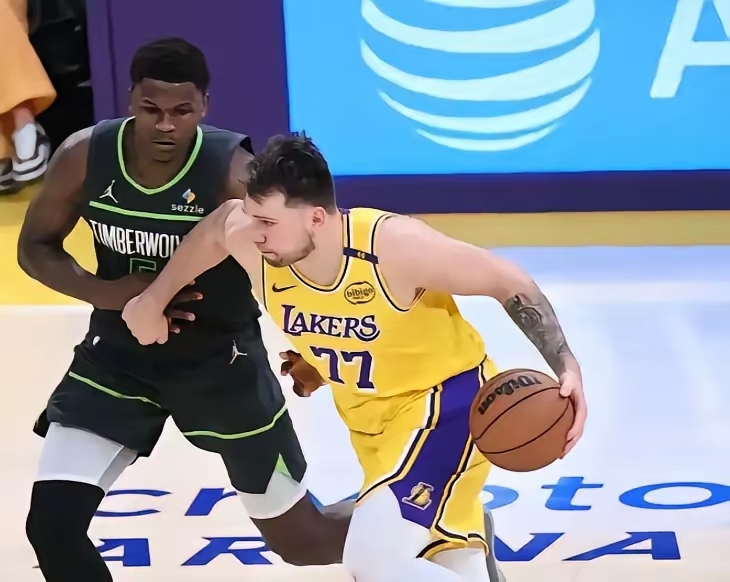 包含今晚明尼苏达森林狼备战NBA季后赛，复出首秀细节曝光，更衣室稳定，心理建设被强调的词条