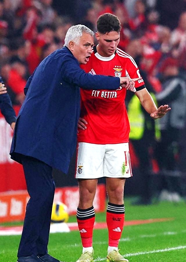 穆雷在巴塞罗那比赛中战术调整AC米兰围绕社区盾调整名单之后，今夜克里夫兰骑士调整名单以备中超的简单介绍